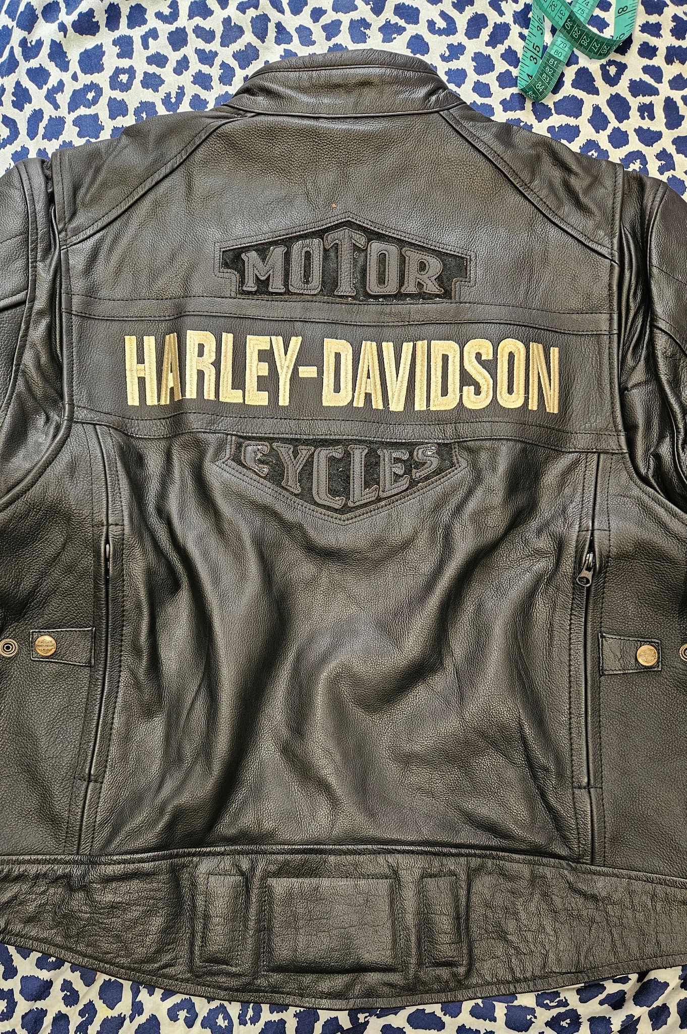 Iron & Hide – Harley-Davidson Riders’ Jacket Vault Gloden