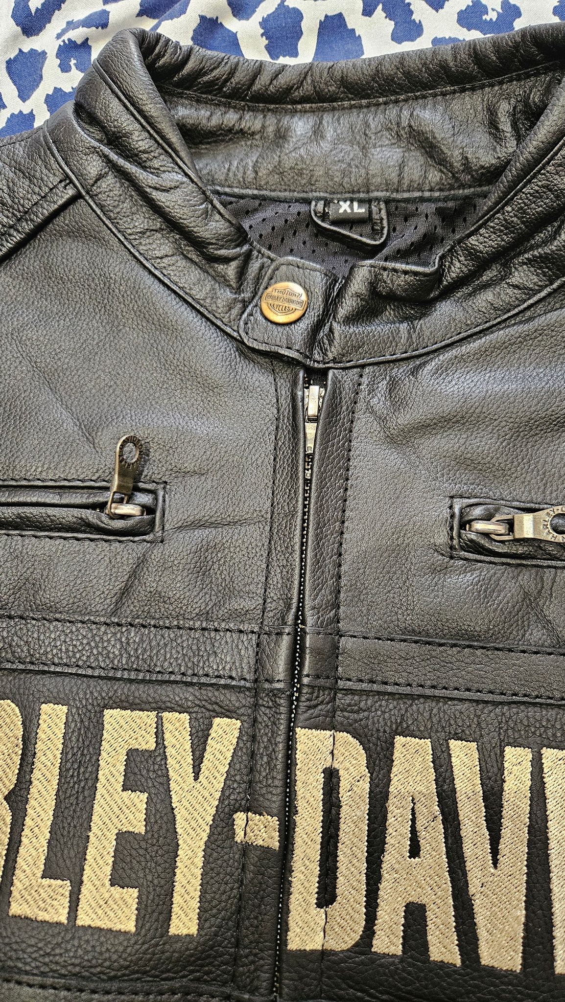 Iron & Hide – Harley-Davidson Riders’ Jacket Vault Gloden