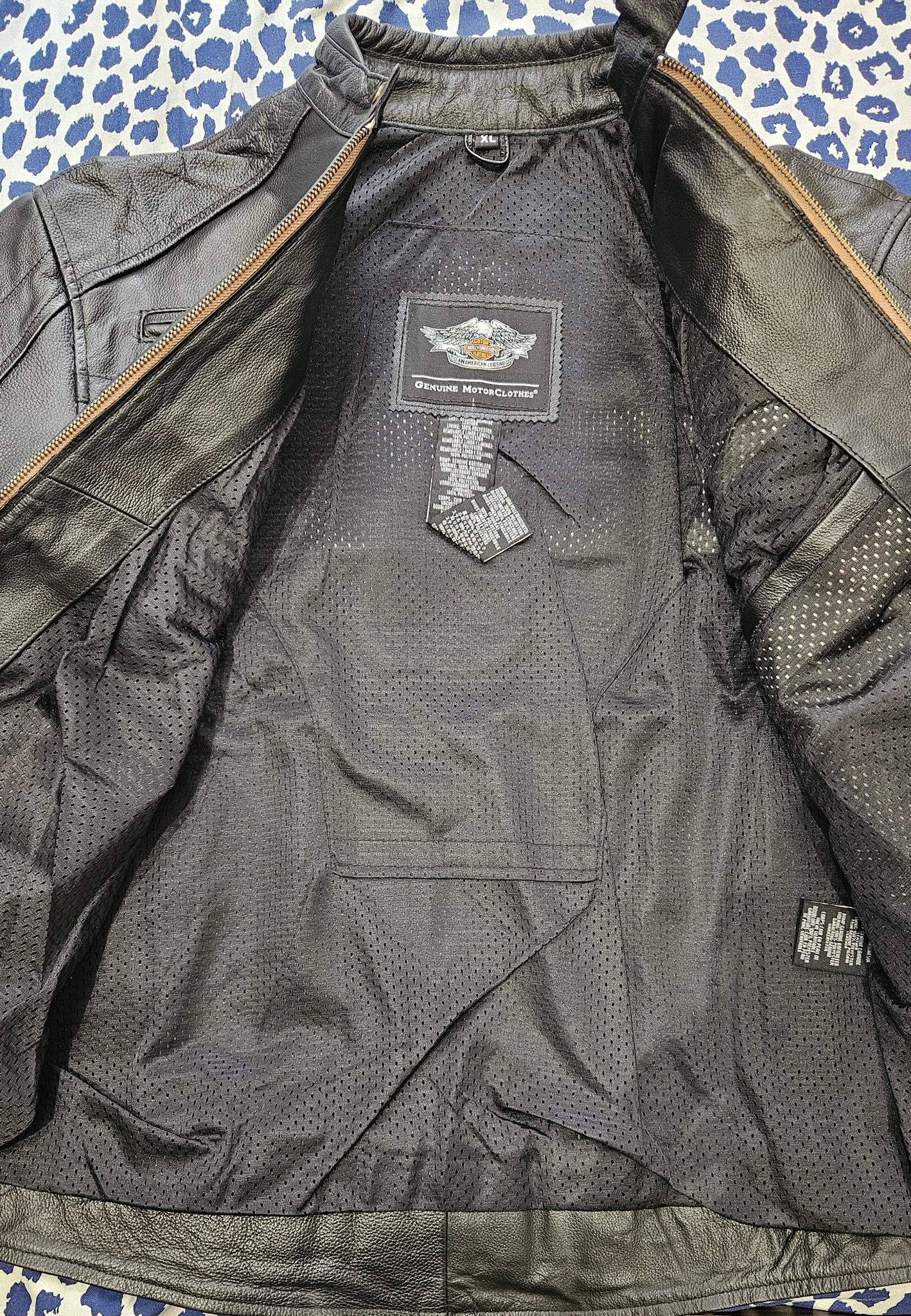 Iron & Hide – Harley-Davidson Riders’ Jacket Vault Gloden